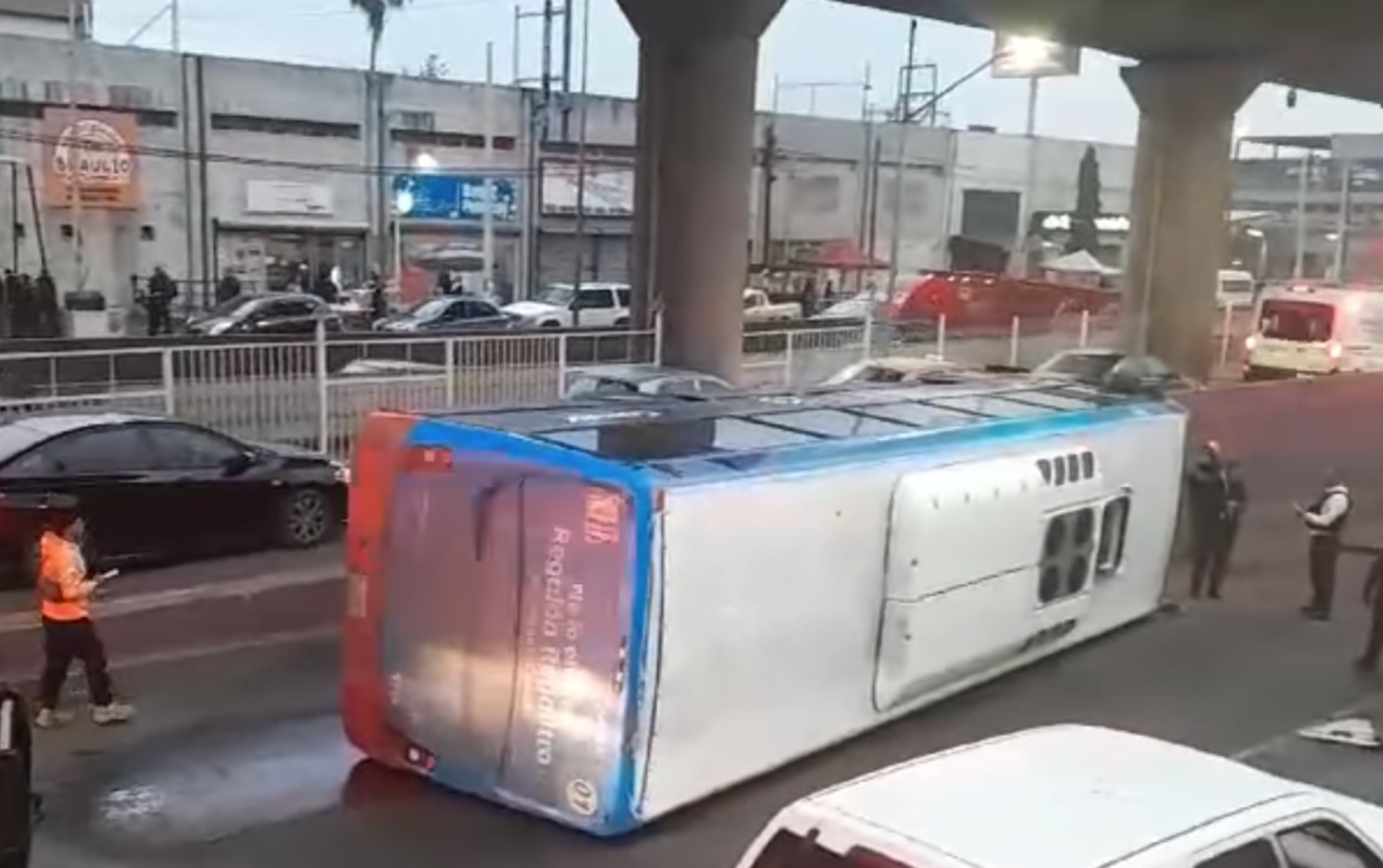 Volcadura de camión deja 9 lesionados en Guadalupe, NL